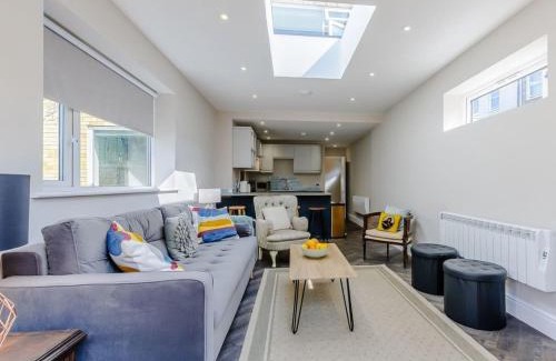 Margate House | Walpole BACK House: Family-Friendly Retreat for 6-8 Guests