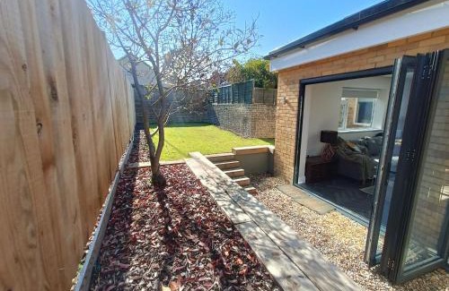 Margate House | Walpole BACK House: Family-Friendly Retreat for 6-8 Guests