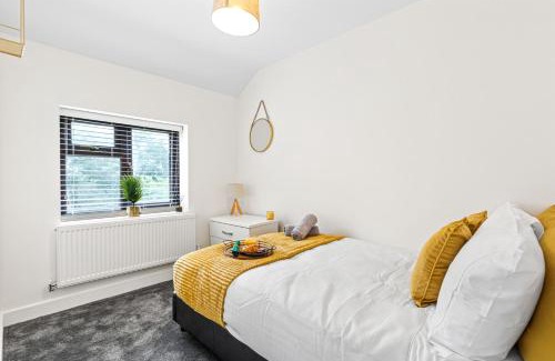 Walsall House | Inviting Holiday Homes in Bescot, Pet & Child Friendly