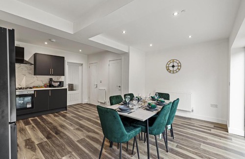 Walsall House | Inviting Holiday Homes in Bescot, Pet & Child Friendly