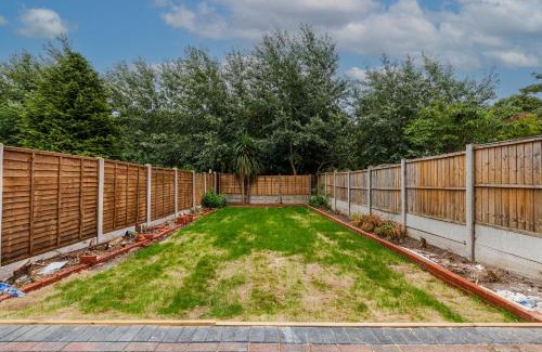 Walsall House | Inviting Holiday Homes in Bescot, Pet & Child Friendly