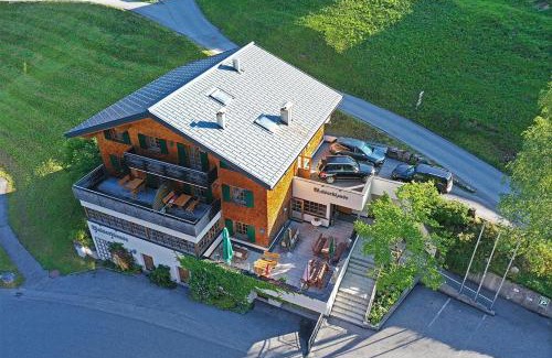 Marul Apartment | Cozy Walserklause Ferienwohnung with Hot Tub & Breakfast