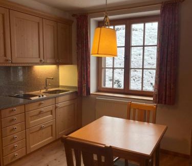 Marul Apartment | Cozy Walserklause Ferienwohnung with Hot Tub & Breakfast