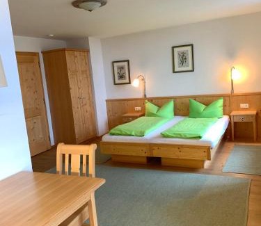 Marul Apartment | Cozy Walserklause Ferienwohnung with Hot Tub & Breakfast