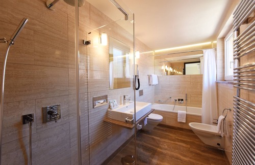 Lugano City-Centre Hotel | Relax at Walter au Lac: Spa, Breakfast & Family-Friendly!