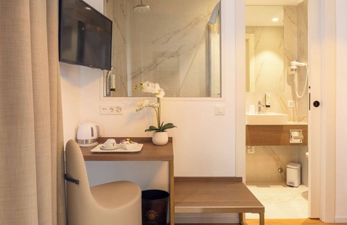 Lugano City-Centre Hotel | Relax at Walter au Lac: Spa, Breakfast & Family-Friendly!