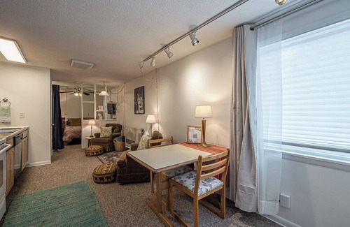 Grand Junction Apartment | Walter's Cozy Cottage Studio - Woof