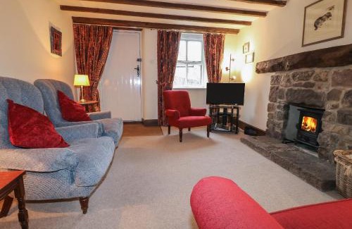 Winster House | Welcoming Walton Cottage: 4-Star Comfort for Families