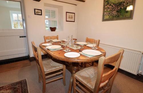 Winster House | Welcoming Walton Cottage: 4-Star Comfort for Families