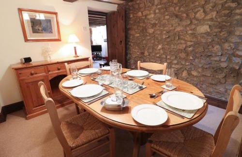 Winster House | Welcoming Walton Cottage: 4-Star Comfort for Families