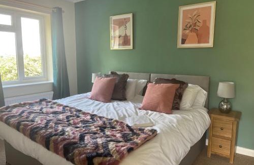 Grantham House | Family-Friendly Stay at Walton Gardens with Pet Welcome