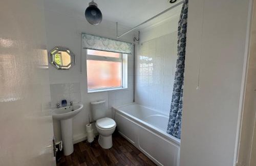 Grantham House | Family-Friendly Stay at Walton Gardens with Pet Welcome
