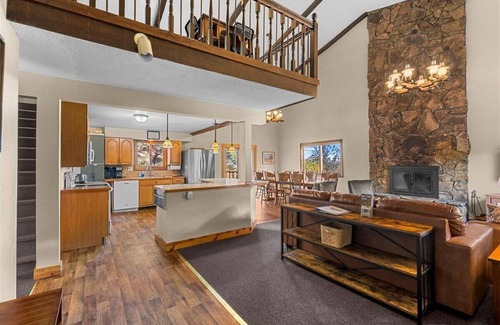 Manitou Springs House | Relax at Waltons Mountain Lodge with Hot Tub & Great Reviews
