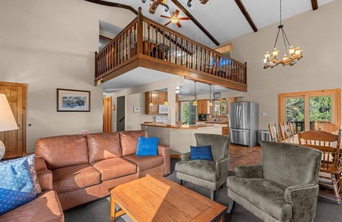 Manitou Springs House | Relax at Waltons Mountain Lodge with Hot Tub & Great Reviews