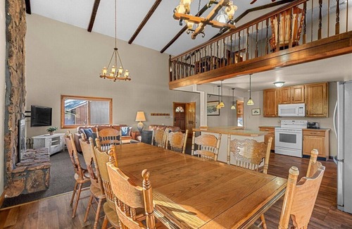 Manitou Springs House | Relax at Waltons Mountain Lodge with Hot Tub & Great Reviews