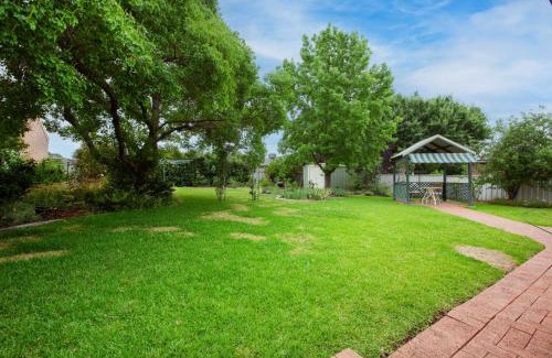 Hillvue House | Elegant Waltzing Matilda: Pet-Friendly Escape Rated 9/10