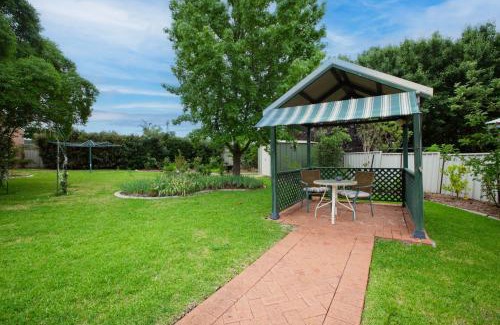 Hillvue House | Elegant Waltzing Matilda: Pet-Friendly Escape Rated 9/10