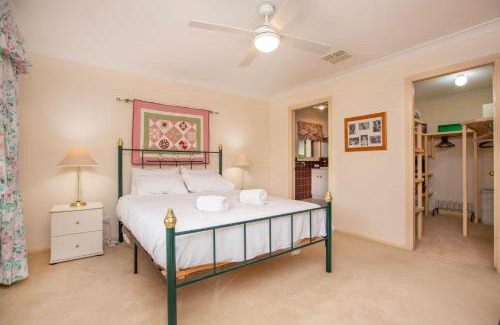 Hillvue House | Elegant Waltzing Matilda: Pet-Friendly Escape Rated 9/10