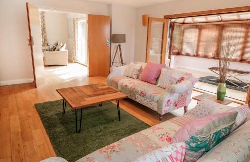 Walworth House | Pet-Friendly Stay at Walworth Castle Lodge - 5 Star Reviews
