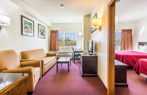 Wamego Hotel | Wamego Inn and Suites: Relax by the Pool, Family-Friendly Stay