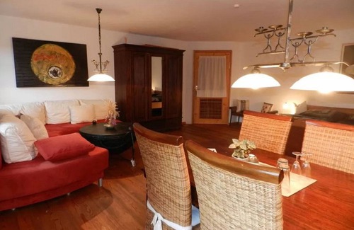 Egglham House | Explore Wampendobler Paradies: Family-Friendly Getaway