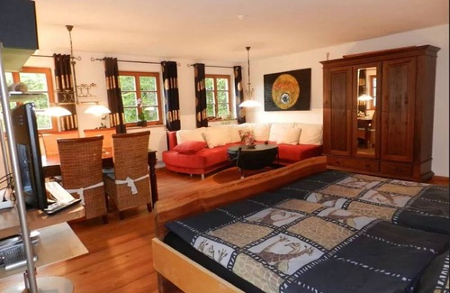 Egglham House | Explore Wampendobler Paradies: Family-Friendly Getaway