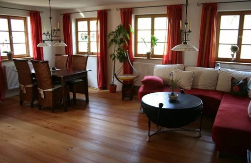 Egglham House | Explore Wampendobler Paradies: Family-Friendly Getaway
