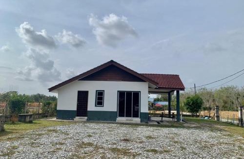 Kuala Terengganu House | Welcoming Wan Homestay: Family-Friendly Getaway Awaits