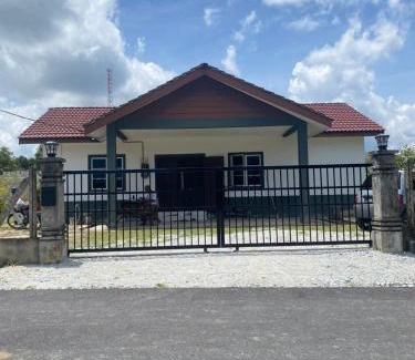 Kuala Terengganu House | Welcoming Wan Homestay: Family-Friendly Getaway Awaits
