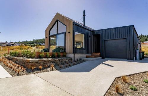 Wanaka House | Wanaka Views with Outdoor dining area Games room for kids Sleeps 8