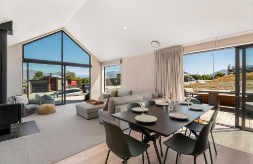 Wanaka House | Wanaka Views with Outdoor dining area Games room for kids Sleeps 8