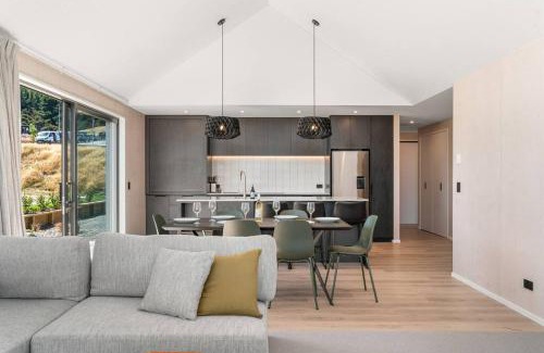 Wanaka House | Wanaka Views with Outdoor dining area Games room for kids Sleeps 8