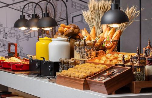 Middle Chaoyang Hotel | Wanda Moments Beijing Qianmen Hotel - Close to Tiananmen Square