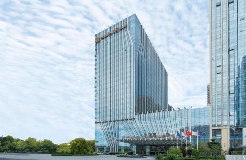 Wuchang Hotel | Experience Elegance at Wanda Realm Wuhan: Oceanfront Bliss