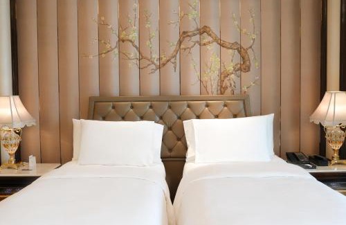 Wuchang Hotel | Elegant Wanda Reign Wuhan: 5-Star Oceanfront Retreat