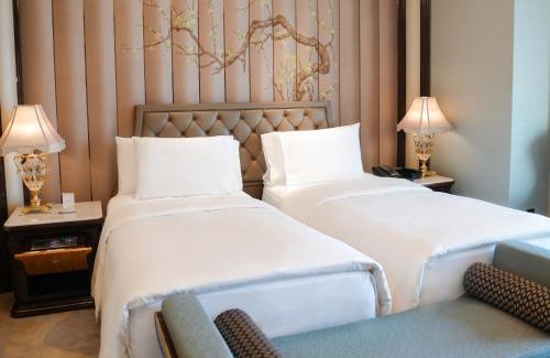 Wuchang Hotel | Elegant Wanda Reign Wuhan: 5-Star Oceanfront Retreat