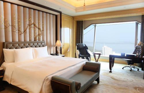 Wuchang Hotel | Elegant Wanda Reign Wuhan: 5-Star Oceanfront Retreat
