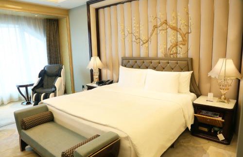 Wuchang Hotel | Elegant Wanda Reign Wuhan: 5-Star Oceanfront Retreat