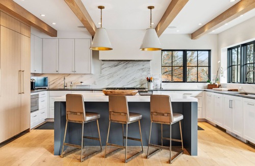 Stowe House | Inviting Ski Haven: 6BD, Hot Tub & Tennis Court Awaits