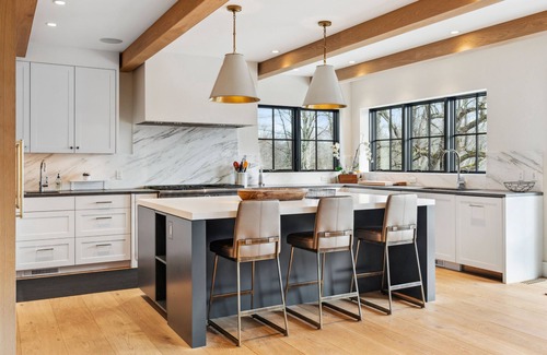 Stowe House | Inviting Ski Haven: 6BD, Hot Tub & Tennis Court Awaits