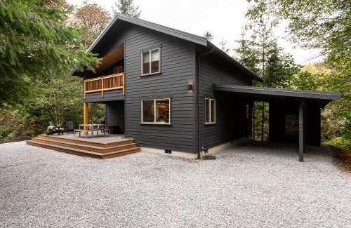 Glacier House | Unforgettable Jagged Mountain Retreat with Hot Tub & Family Fun