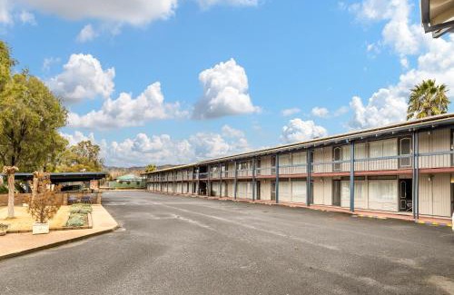 Central Mudgee Hotel | Explore Comfort at Wanderlight Motor Inn with Pool & Breakfast