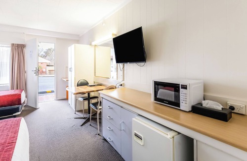 Central Mudgee Hotel | Discover Wanderlight Motor Inn: Pool, Breakfast & Family-Friendly