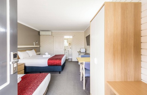 Central Mudgee Hotel | Discover Wanderlight Motor Inn: Pool, Breakfast & Family-Friendly