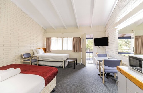 Central Mudgee Hotel | Discover Wanderlight Motor Inn: Pool, Breakfast & Family-Friendly