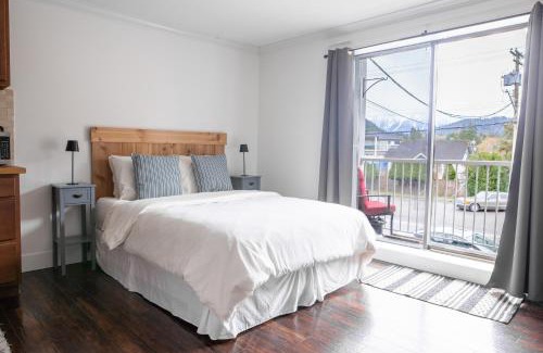 Harrison Hot Springs Apartment | Oceanfront Wanderlust Studio Suite with Private Patio