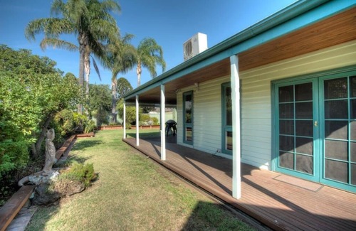 Echuca House | Welcoming Wandew - Central Echuca: Pet Friendly & Wifi