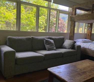 Wandiligong Apartment | Family-Friendly Retreat at Wandi General Hotel