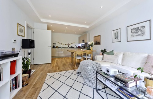 Earlsfield Apartment | Discover Wandle Waters: Family-Friendly Retreat with Spa