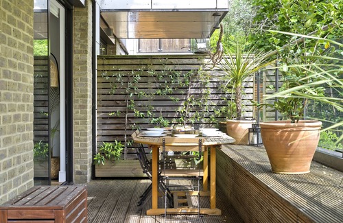 Earlsfield Apartment | Discover Wandle Waters: Family-Friendly Retreat with Spa